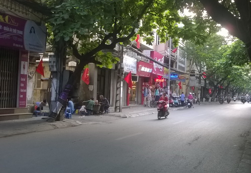 Hà Nội phố vắng, điểm vui chơi đông nghẹt ảnh 1